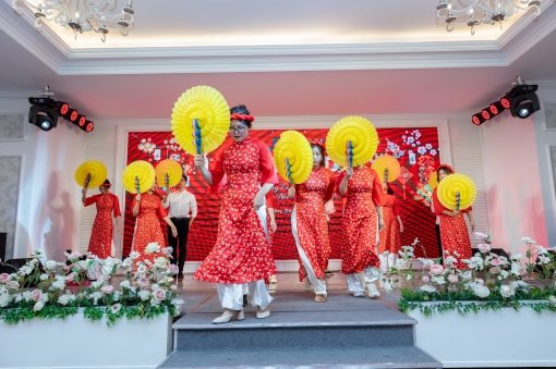 Múa áo dài với quạt vàng tại Hùng Dương